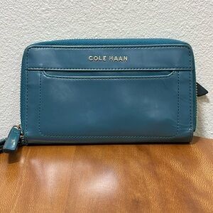 Gorgeous Cole Haan Teal Blue Multifunction Clutch Leather Wallet Gold Accents